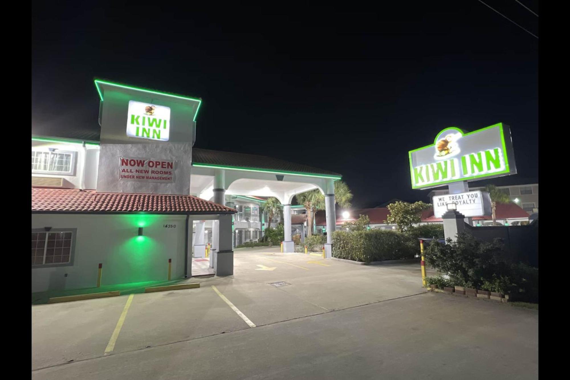 Kiwi Inn Willowbrook Hwy249 Louetta Exterior photo